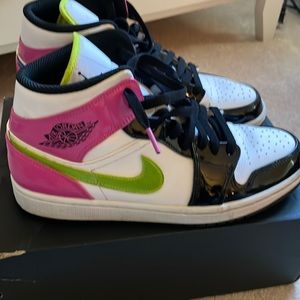 Air Jordan 1 Mid SE - Super rare- Like New